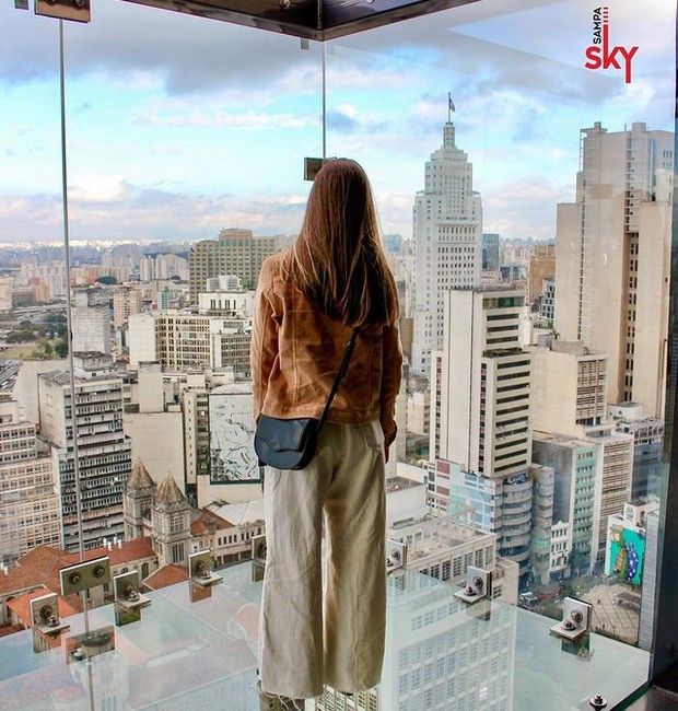 O Sampa Sky conta com dois deques completamente de vidros, com vista para o centro de São Paulo (Foto: Divulgação)