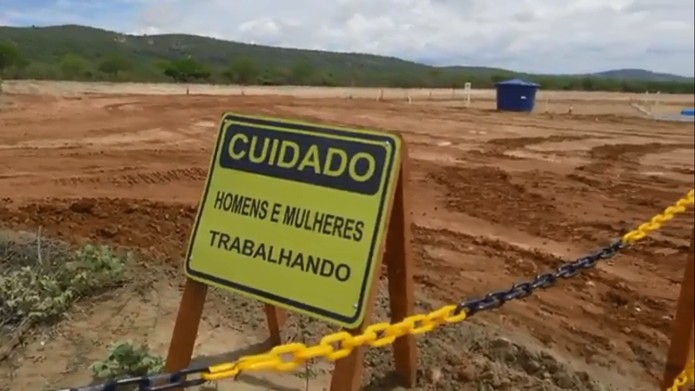 Placa na obra do parque eólico Lagoas dos Ventos, no Sul do Piauí, indica que há homens e mulheres trabalhando — Foto: Divulgação/ Enel