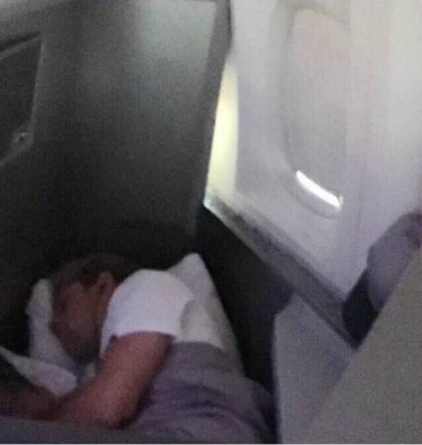 Niall Horan do One Direction dormindo durante uma viagem de avião (Foto: Twitter)