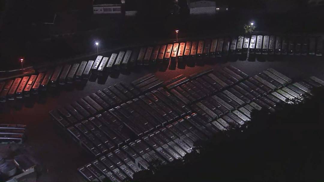 Garagem de ônibus com todos os veículos estacionados por conta da greve 