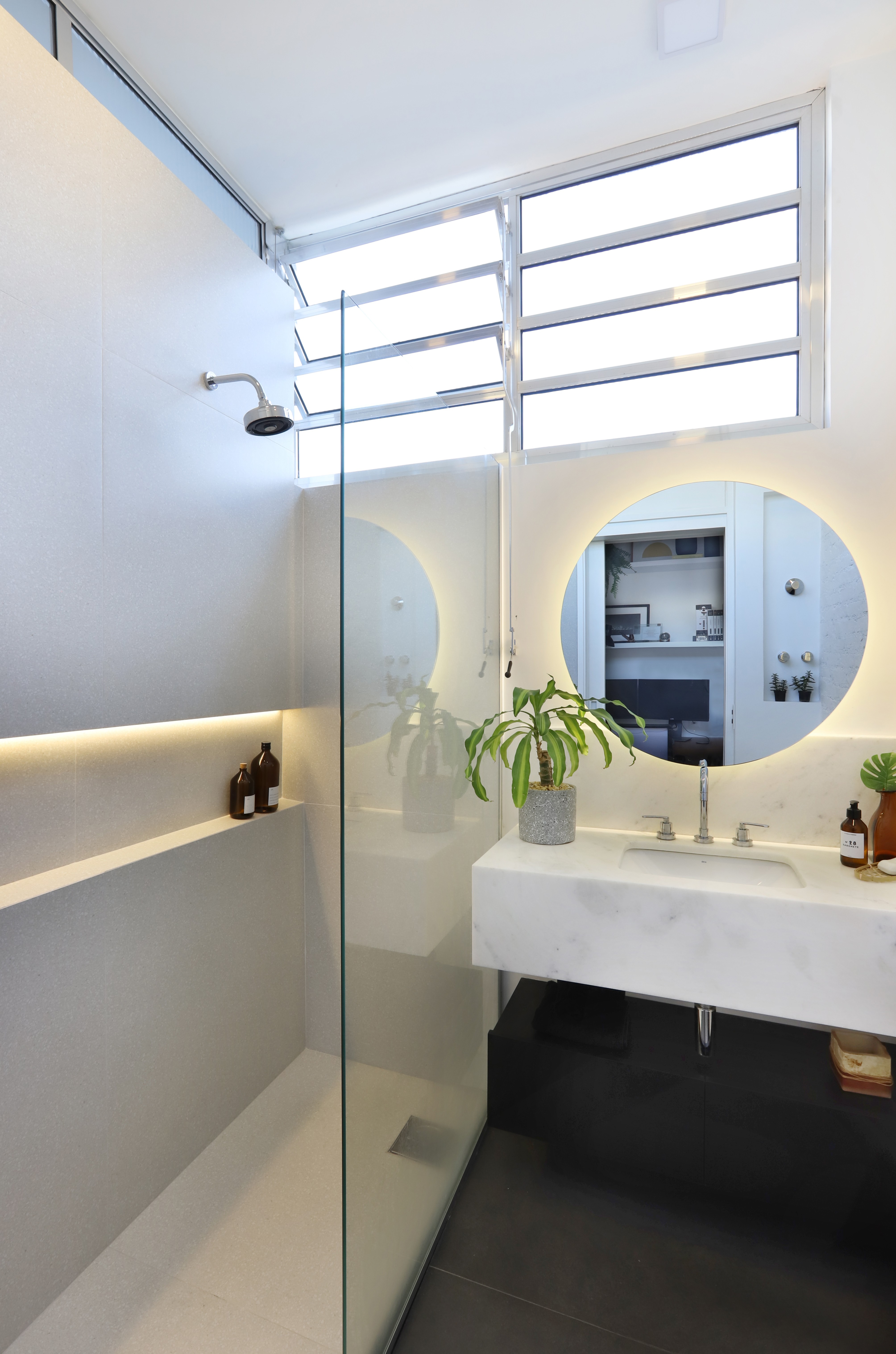No banheiro de hóspedes, as arquitetas trabalharam um estilo mais clean com tons claros (Foto: Mariana Orsi / Divulgação)