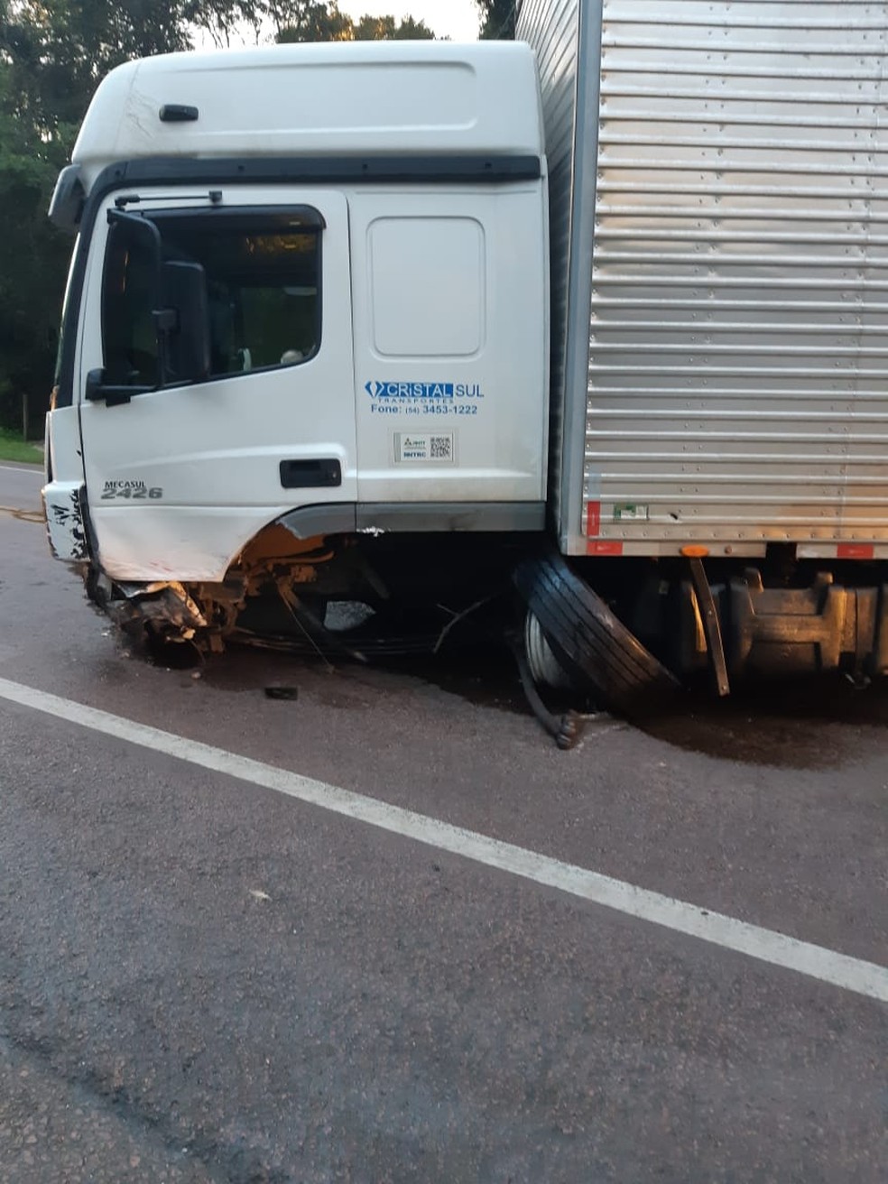 Carro bateu de frente com caminhão na BR-116 — Foto: PRF/Divulgação