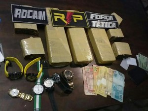 Tabletes de maconha, relógios e dinheiro foram apreendidos pela Polícia Militar. (Foto: Arquivo/Segurança Pública)