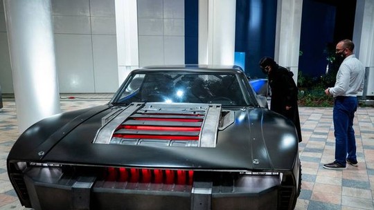 Robert Pattinson dirige Batmóvel que mistura Super Máquina e Mad Max no filme The Batman