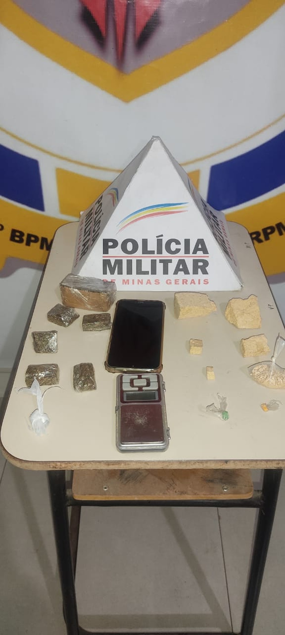Jovem é preso com maconha, cocaína e ecstasy após ser abordado pela PM em parque, em Montes Claros