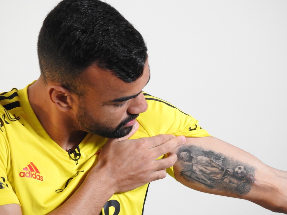 Apaixonado por futebol, Fabr&iacute;cio, homenageou um amigo  jogando bola com tatuagem que cobriu cicatrizes da &eacute;poca em que soltava pipa &mdash; Foto: Fred Gomes