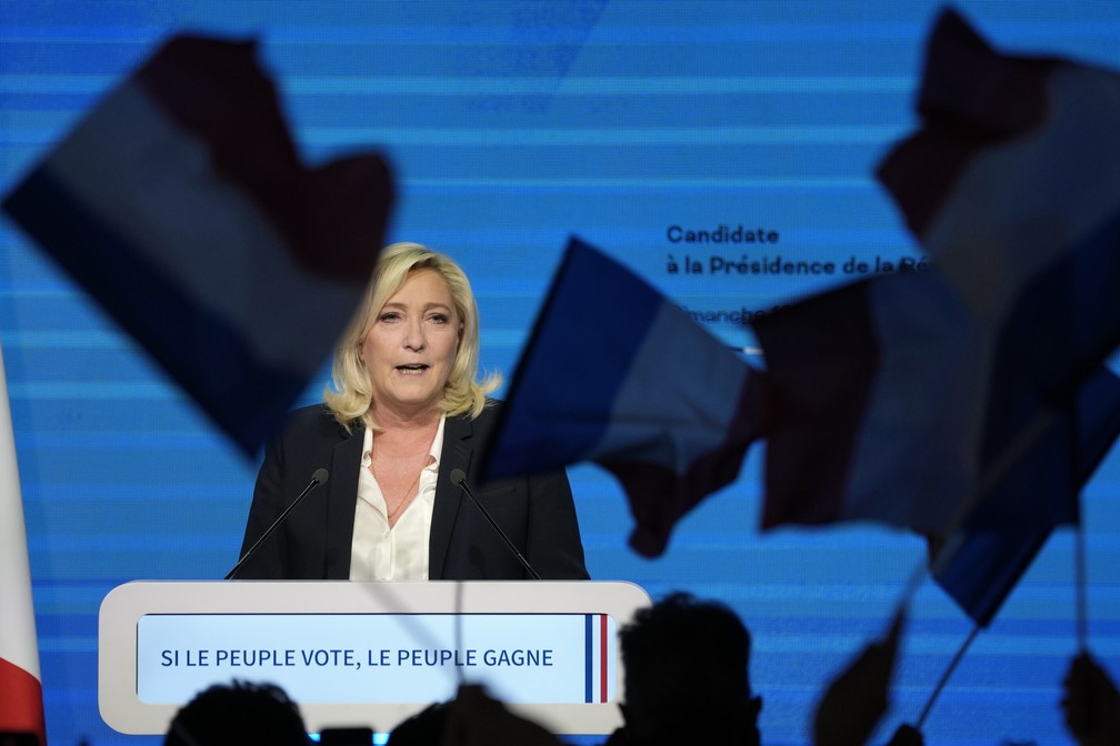 A candidata de extrema-direita, Marine Le Pen,  discursa na sede do seu partido em Paris, neste domingo (10).  — Foto: Francois Mori/AP
