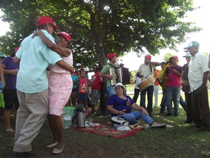 Pedro Januário e Teresinha Rodrigues, de 71 e 68, dançaram ao som da sanfona (Foto: Igor Jácome/G1)