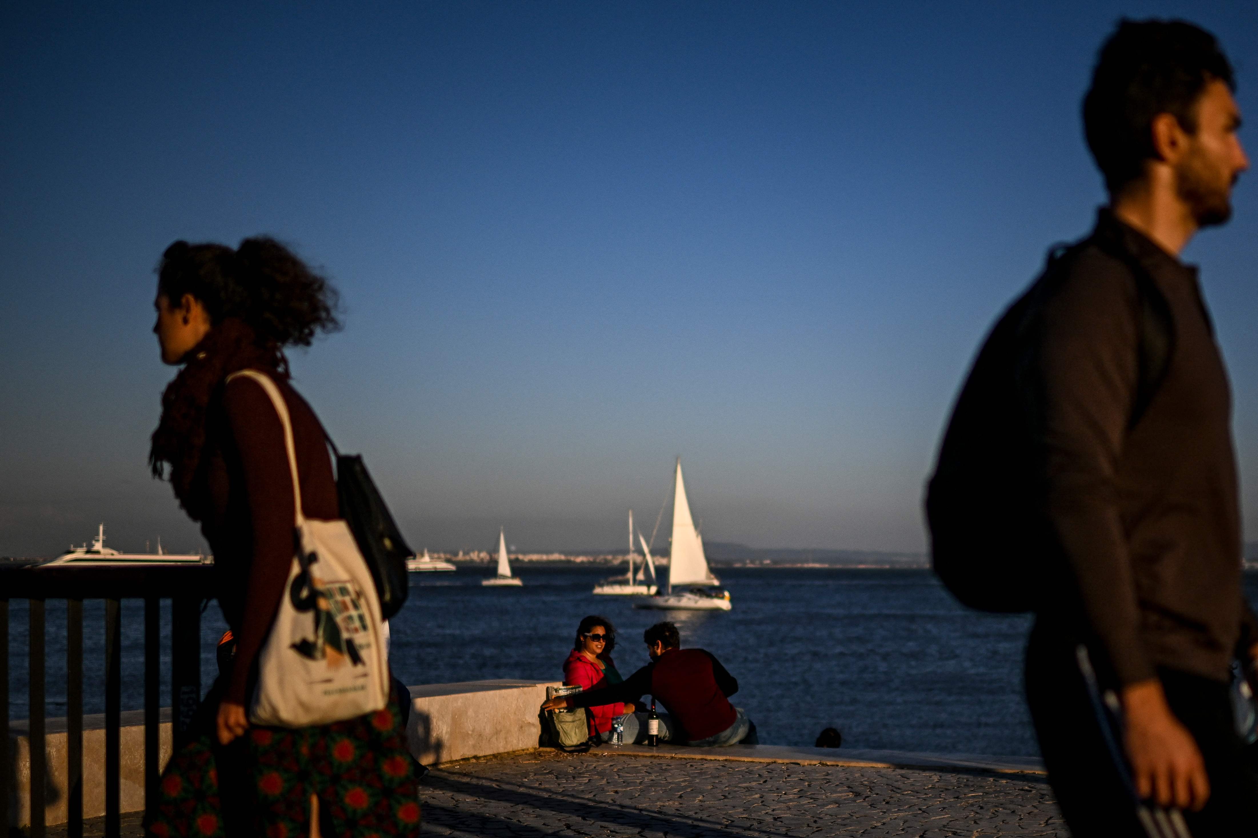 Casal à beira do Rio Tejo, na Ribeira das Naus, em Lisboa