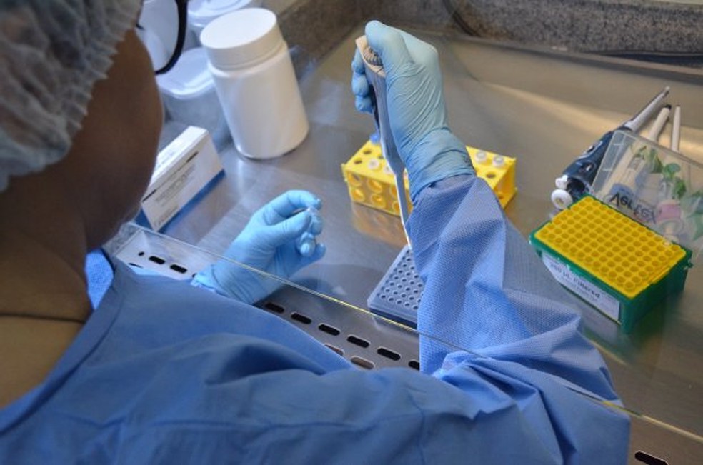 Testes para detecção do novo coronavírus — Foto: Robson Valverde/Secom