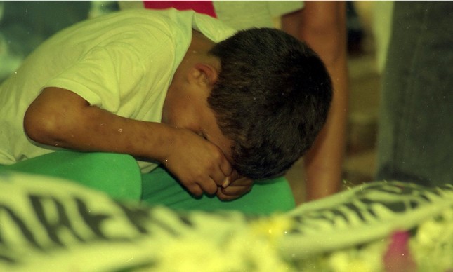 Criança chora no cemitério onde os Mamonas Assassinas foram sepultados