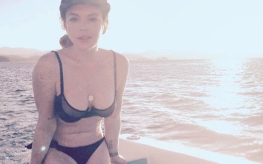 Lindsay Lohan posa de biquíni com transparência e pede opinião sobre o corpo