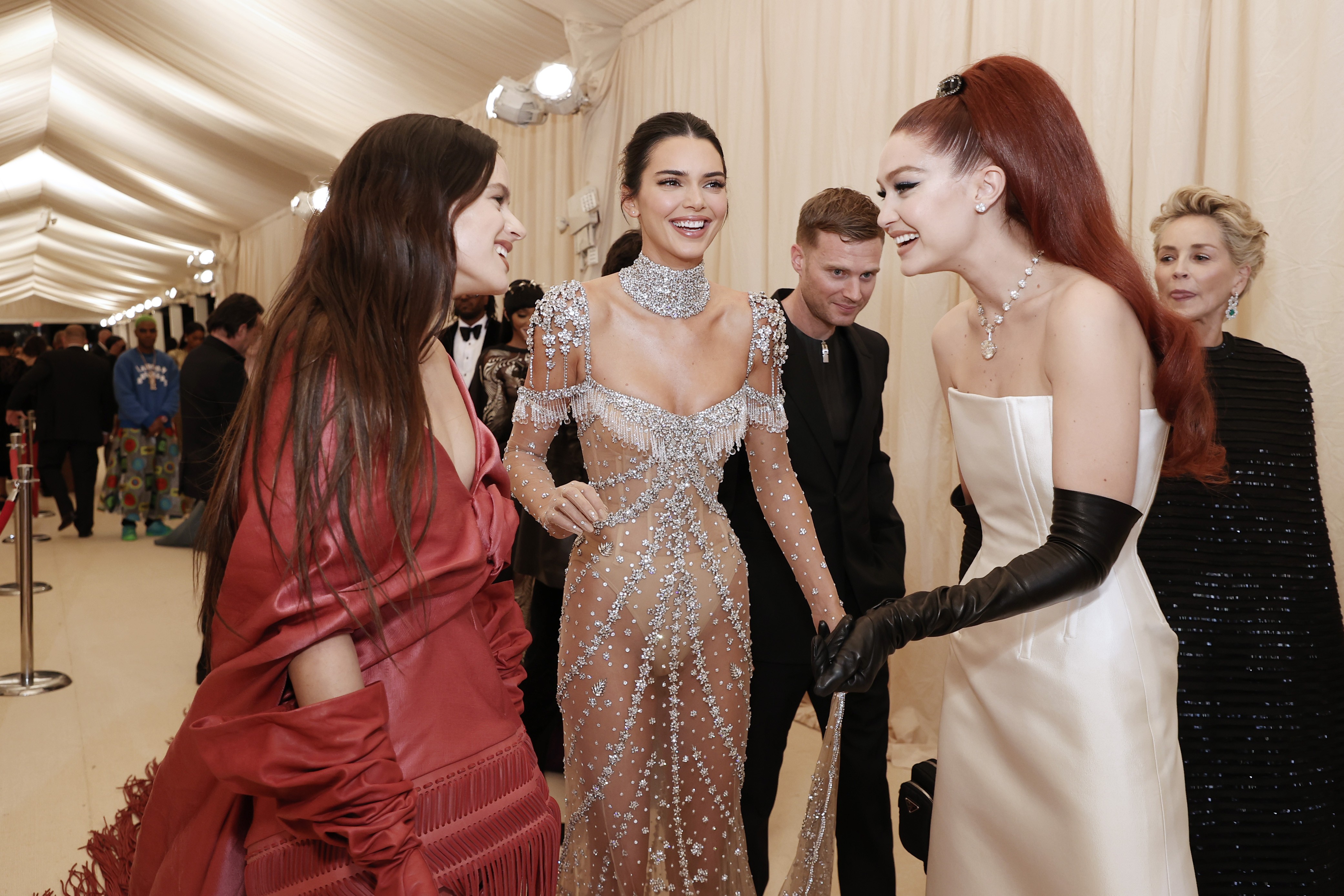 NEW YORK, NEW YORK - SEPTEMBER 13: (L-R) Rosalía, Kendall Jenner and Gigi Hadid attend The 2021 Met Gala Celebrating In America: A Lexicon Of Fashion at Metropolitan Museum of Art on September 13, 2021 in New York City. (Photo by Arturo Holmes/MG21/Getty  (Foto: Getty Images)
