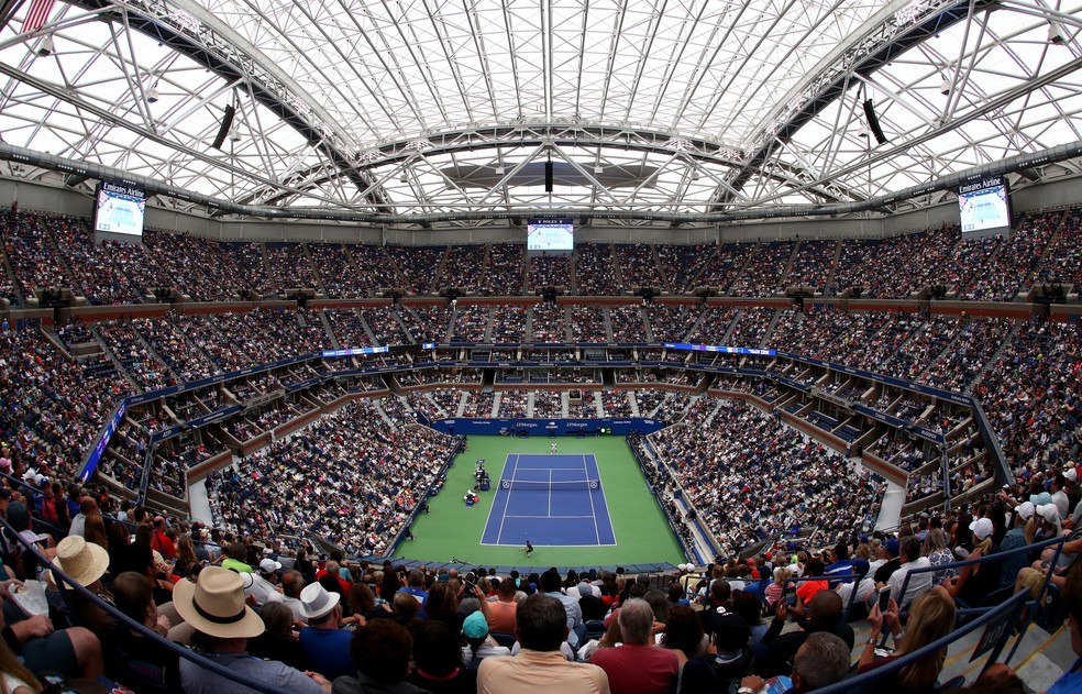 Roger Federer contra Damir Dzumhur no US Open com teto retrátil fechado — Foto: Clive Brunskill / Getty Images