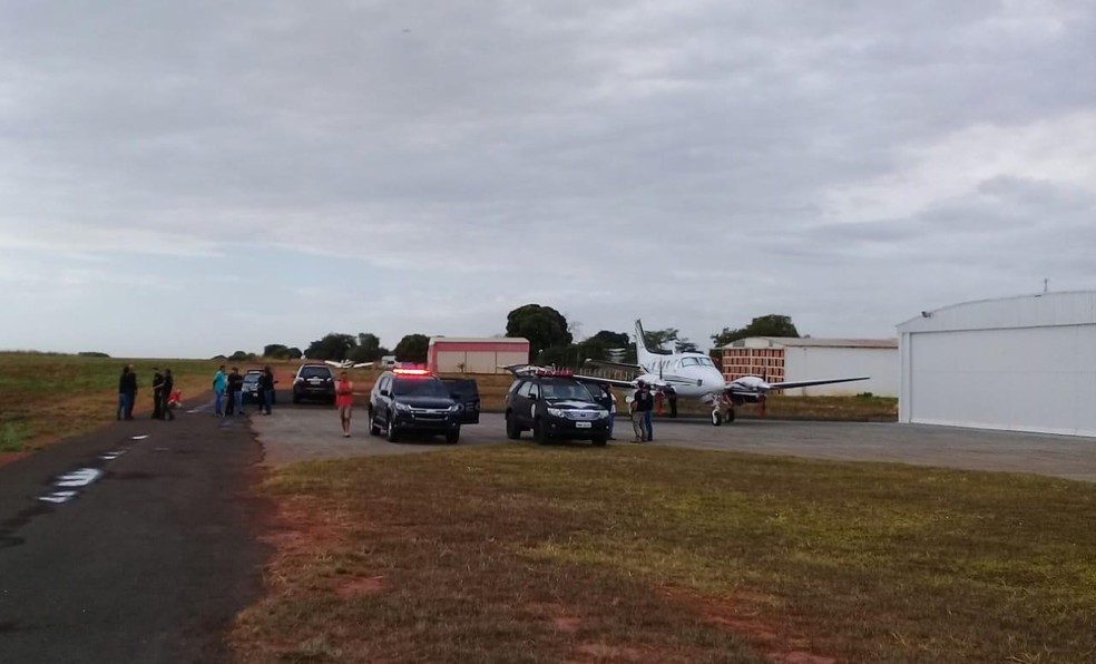 Polícia durante operação em hangar em Paranaíba (MS) — Foto: Polícia Civil/Divulgação 
