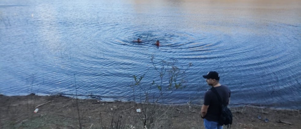 Os militares fizeram buscas pela lagoa e localizaram o corpo da jovem, em Sete Lagoas. — Foto: Corpo de Bombeiros