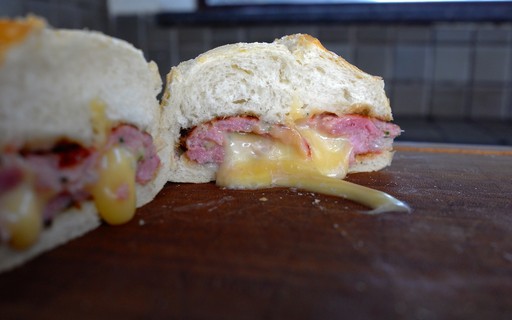 Hamburguer De Linguica Com Queijo No Pao Frances Espetaculo Garantido Gq Andre Lima De Luca