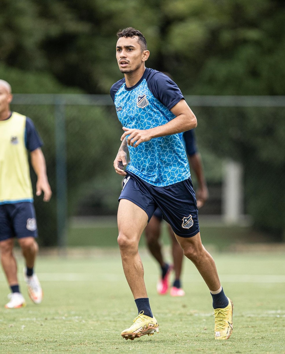 Luan Dias em treino do Água Santa — Foto: Abner Dourado / Água Santa