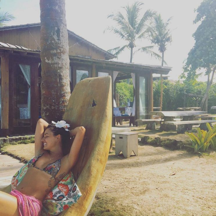 Sombra e água fresca! Isis Valverde mostra a boa forma em Caraíva (Foto: Reprodução/Instagram)
