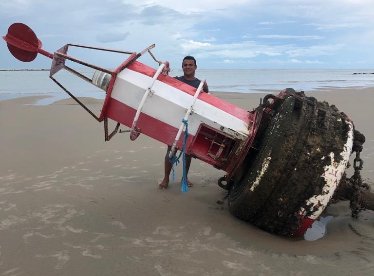 Boia marítima de meia tonelada encalha em praia do Ceará e vira atração