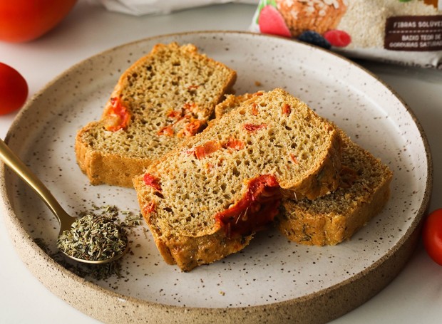 Receita de pão integral recheado com tomate seco e orégano fica pronta em 5 passos (Foto: Jamile / Divulgação)