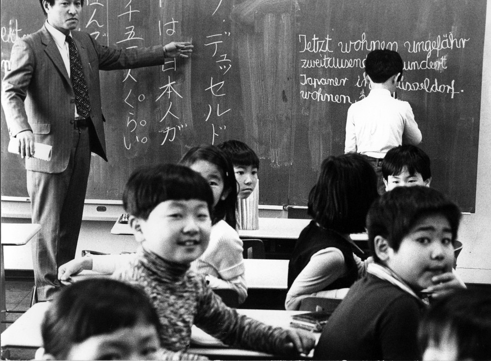 Professor japonês Shigeyuki Ono durante aula  — Foto: AP