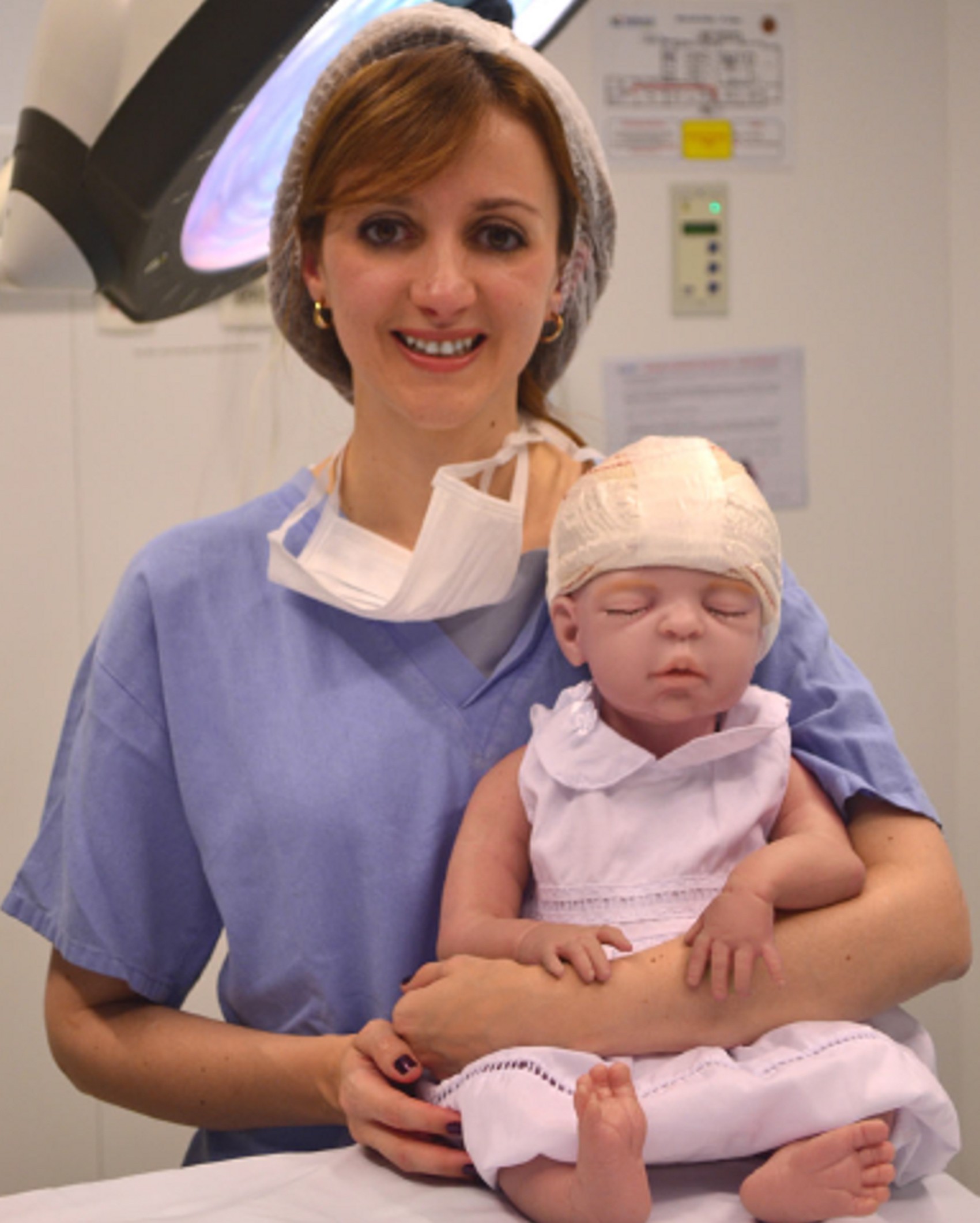  Neurocirurgiã Giselle Coelho segura bebê simulador que desenvolveu e pelo qual recebeu prêmio (Foto: Giselle Coelho/Arquivo pessoal )