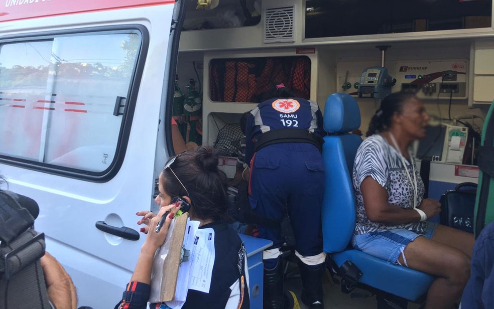 Samu fazendo o atendimento das vítimas da batida entre trens em Salvador, na tarde desta sexta-feira (1º) — Foto: João Souza/G1BA