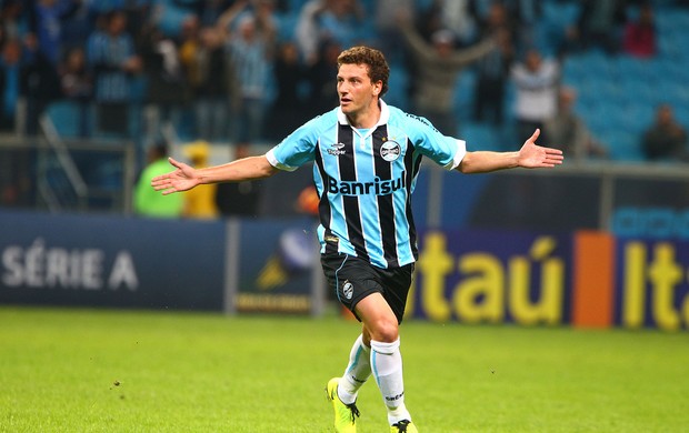 Elano comemora gol de falta do Grêmio contra o Vitória na Arena (Foto: Lucas Uebel/Grêmio FBPA)