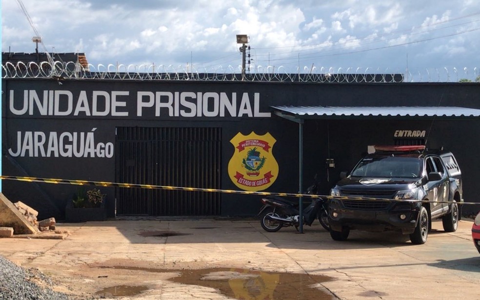 Jovem foi presa ao tentar entrar com droga no pres&iacute;dio de Jaragu&aacute; (Foto: Lys Mendes/TV Anhanguera)
