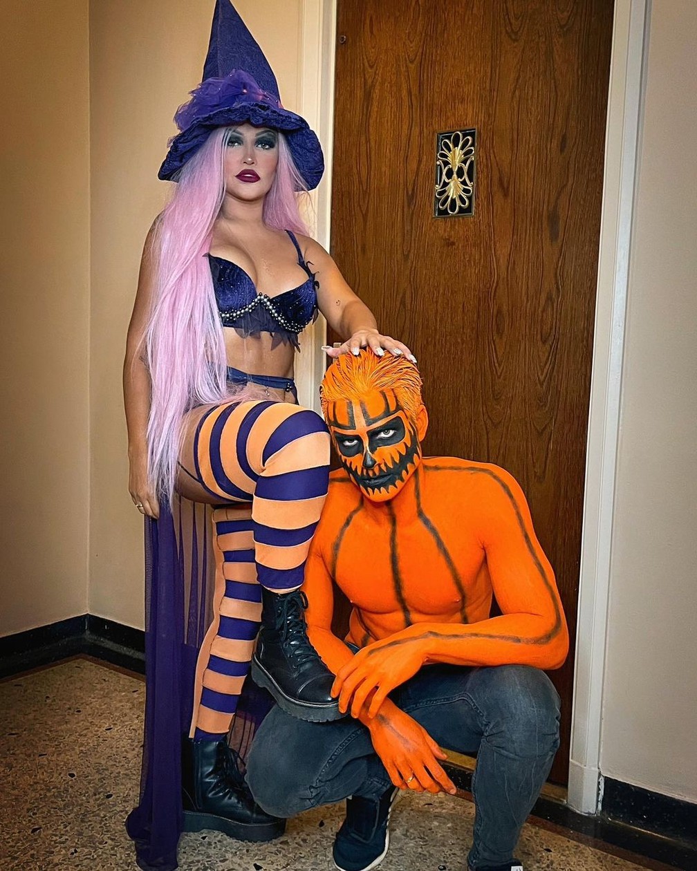 Flay e namorado foram de bruxa e abóbora em festa de Halloween — Foto: Reprodução/Instagram/Flay