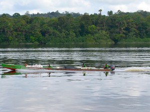 Travessia entre Amapá e Guiana Francesa acontece por embarcações pequenas (Foto: Abinoan Santiago/G1)