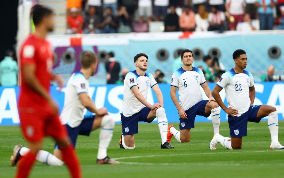 Inglaterra protesta antes de jogo contra o Irã — Foto: Reuters