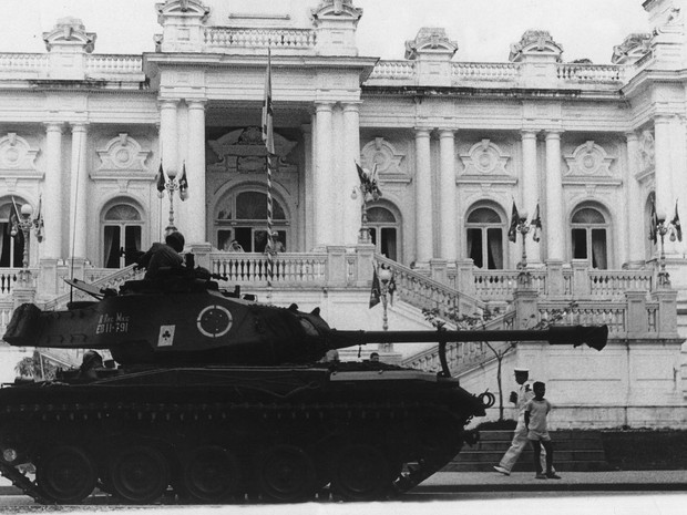 Um tanque de guerra do exército em frente ao palácio da Guanabara no Rio de Janeiro após golpe em 08 de abril de 1964 (Foto: Arquivo/Estadão Conteúdo)