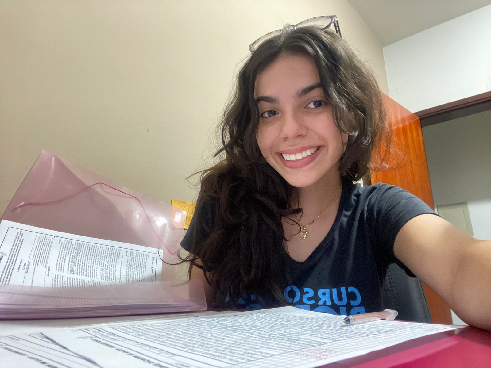 Estudante 'nota mil' na redação do Enem 2022 lembra perrengues que passou na hora da prova: 'Assustei quando vi o tema'