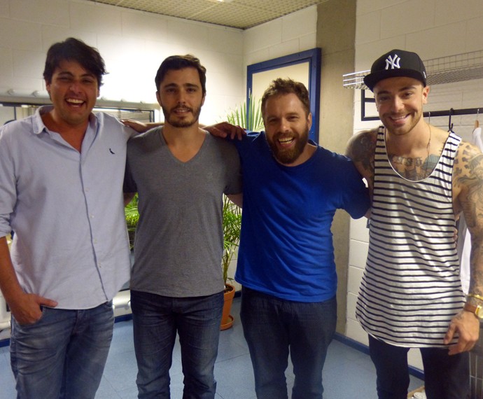Bruno, Thiago, João e Felipe posam para fotos no camarim dos estúdios do Esquenta! (Foto: Gabriella Dias/Gshow)