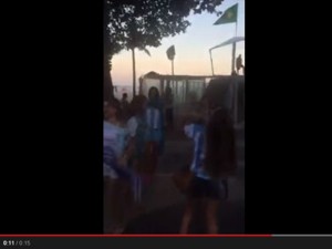 Argentinas confundem grito de torcida em vídeo na web (Foto: Reprodução/YouTube)