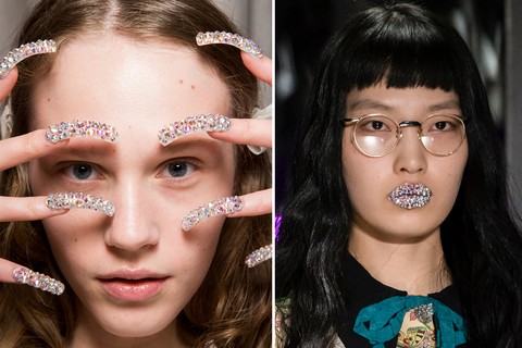 No ano do Kirakira+, os cristais, o glitter e o efeito holográfico migraram para a beleza, como no desfile de inverno 2018 da Gucci      
