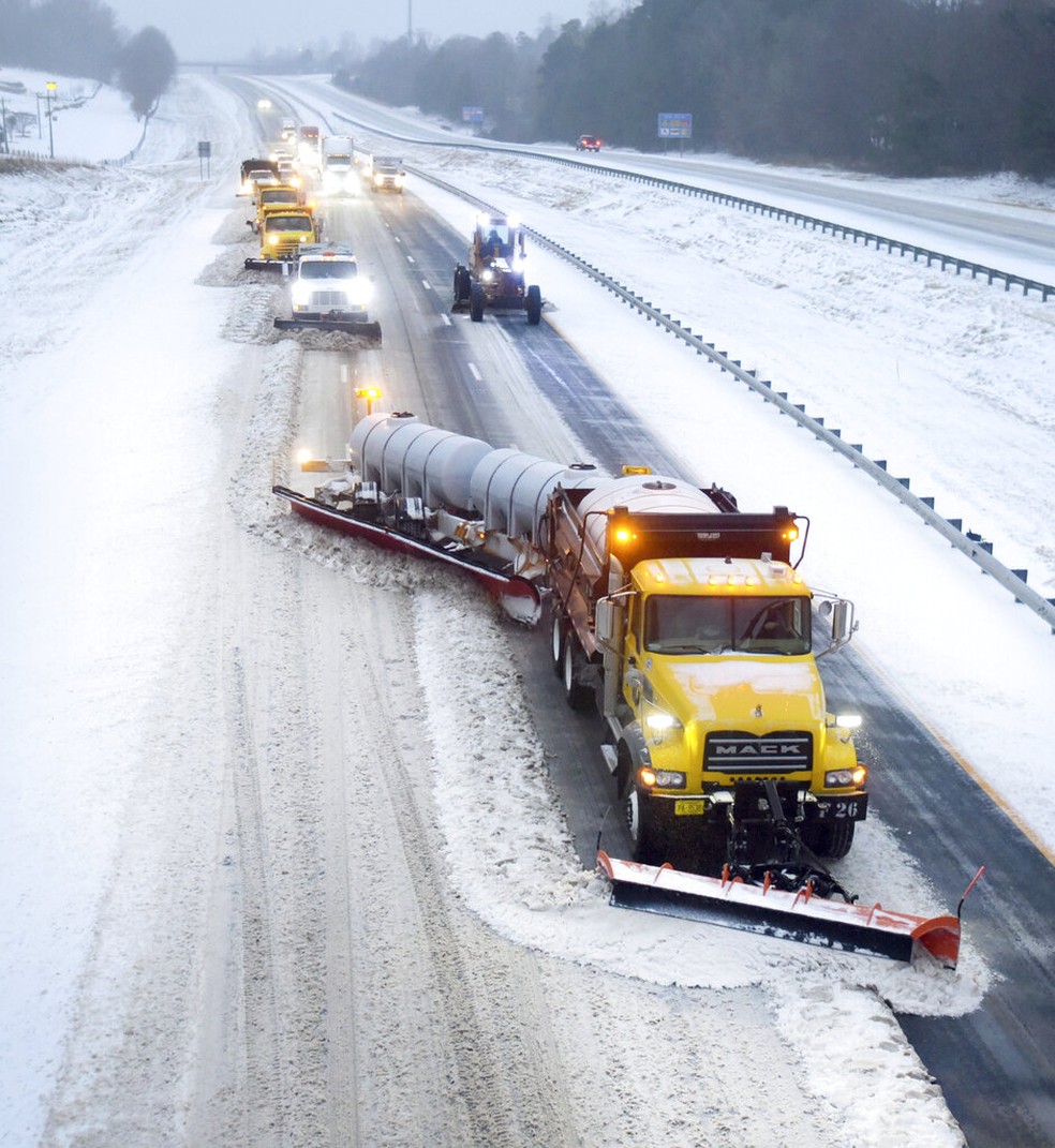 Caminhões tiram a neve acumulada em estradas da Carolina do Norte, em 16 de janeiro de 2022 — Foto: Walt Unks/The Winston-Salem Journal via AP