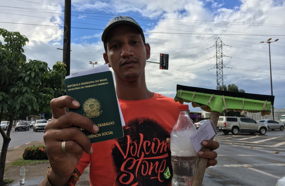 Carlos Eduardo, de 29 anos, fez a carteira de trabalho, mas ainda não conseguiu emprego formal em Roraima  (Foto: Emily Costa/G1 RR)
