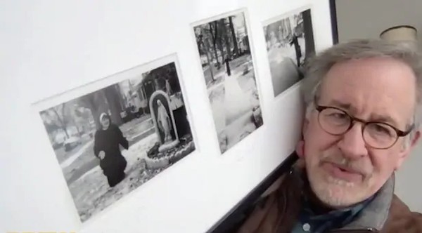 O diretor Steven Spielberg com o quadro com as fotos de Drew Barrymore vestida de freira (Foto: Reprodução)