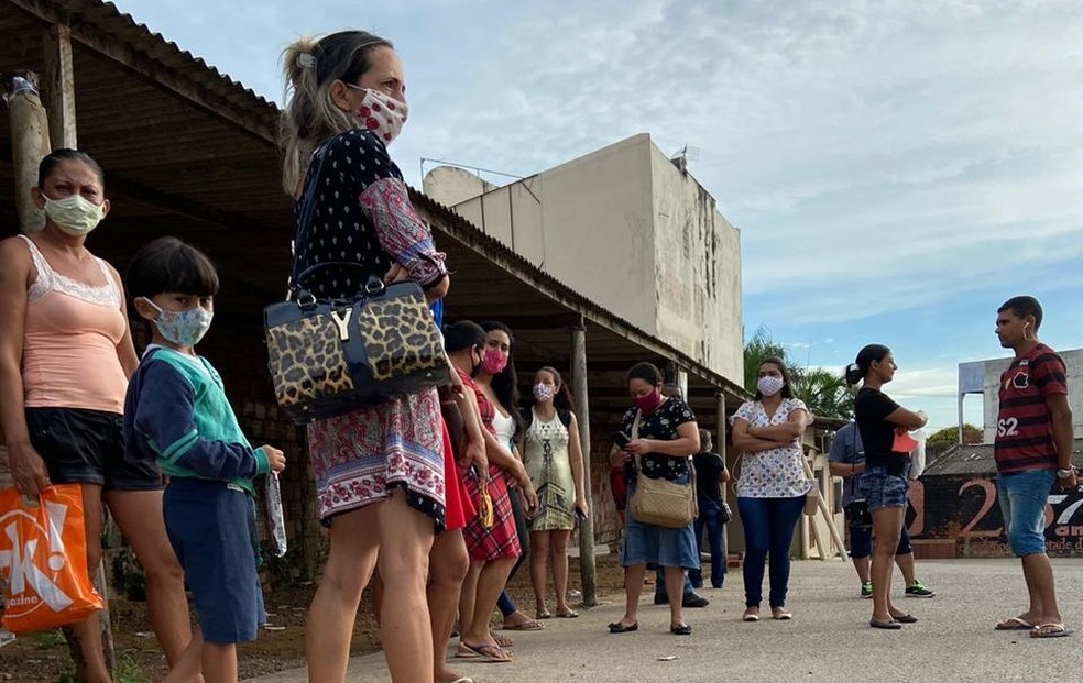 Com motoristas de ônibus em greve, população enfrenta filas para pegar táxi — Foto: Tálita Sabrina/Rede Amazônica