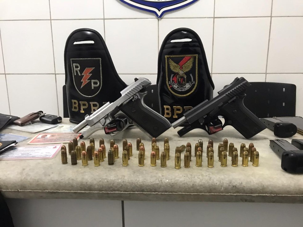 Polícia encontrouduas armas, munições, balasclavas e duas camisas da Polícia Civil — Foto: Polícia Militar