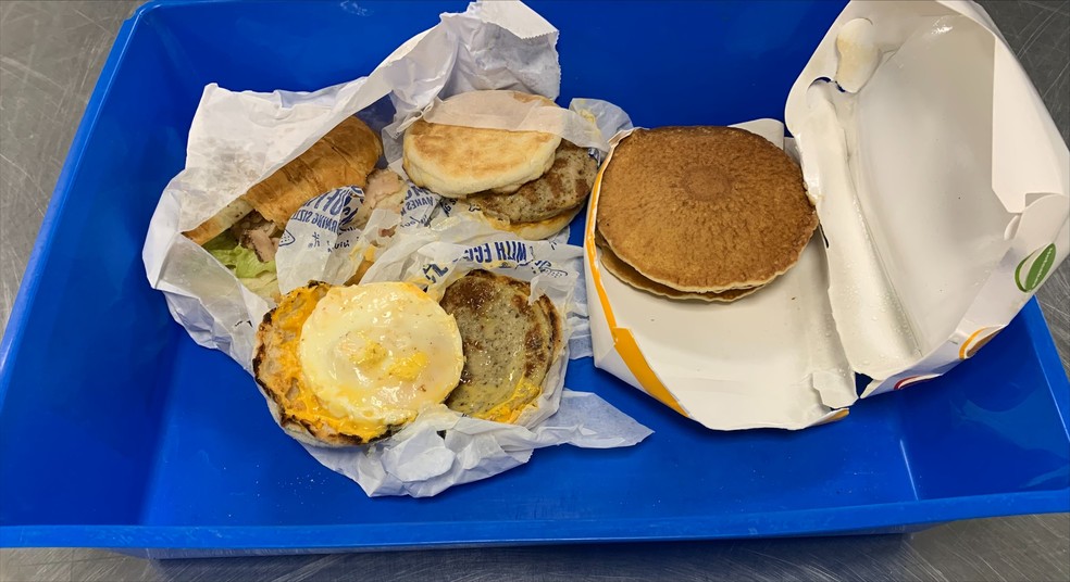 Imagem de refeição do McDonald's que um passageiro tentou levar da Indonésia para a Austrália — Foto: Reprodução/Governo da Austrália