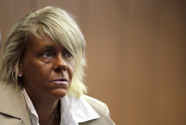 Patricia Krentcil espera para ser citada em tribunal de Nova Jersey, no dia 2 de maio (Foto: Julio Cortez / AP)