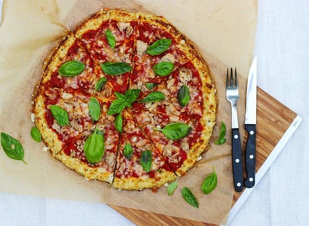 Pizza com massa de couve-flor e recheio de espinafre e atum (Foto: Divulgação/Freeletics Nutrition)
