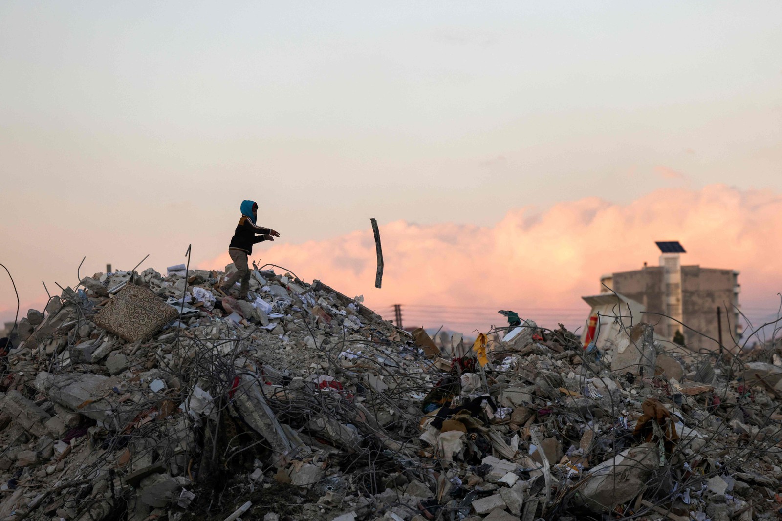 Salva da guerra, cidade síria de Jableh foi destruída por terremoto desta semana — Foto: Karim Sahib / AFP 