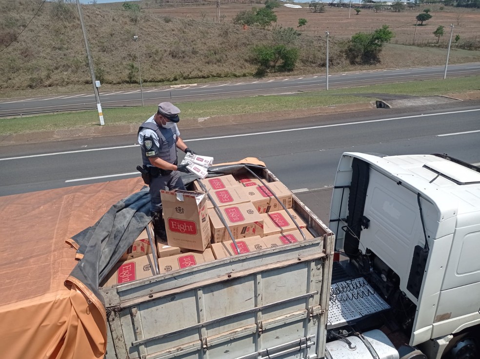 Cigarros estavam em caminhão com placas do Paraguai  — Foto: Polícia Rodoviária / Divulgação