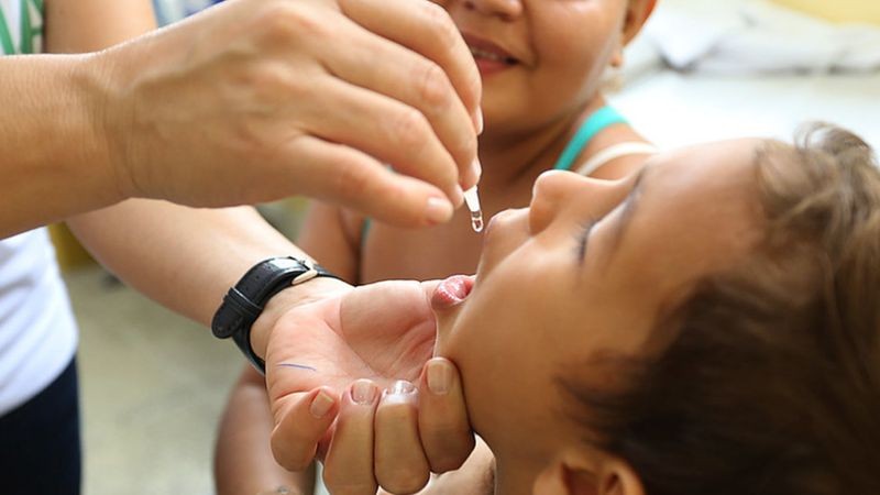Em 2020, cerca de 1 milhão de crianças brasileiras não receberam as doses de vacina contra a poliomielite (Foto: Erasmo Salomão/Ministério da Saúde via BBC News Brasil)