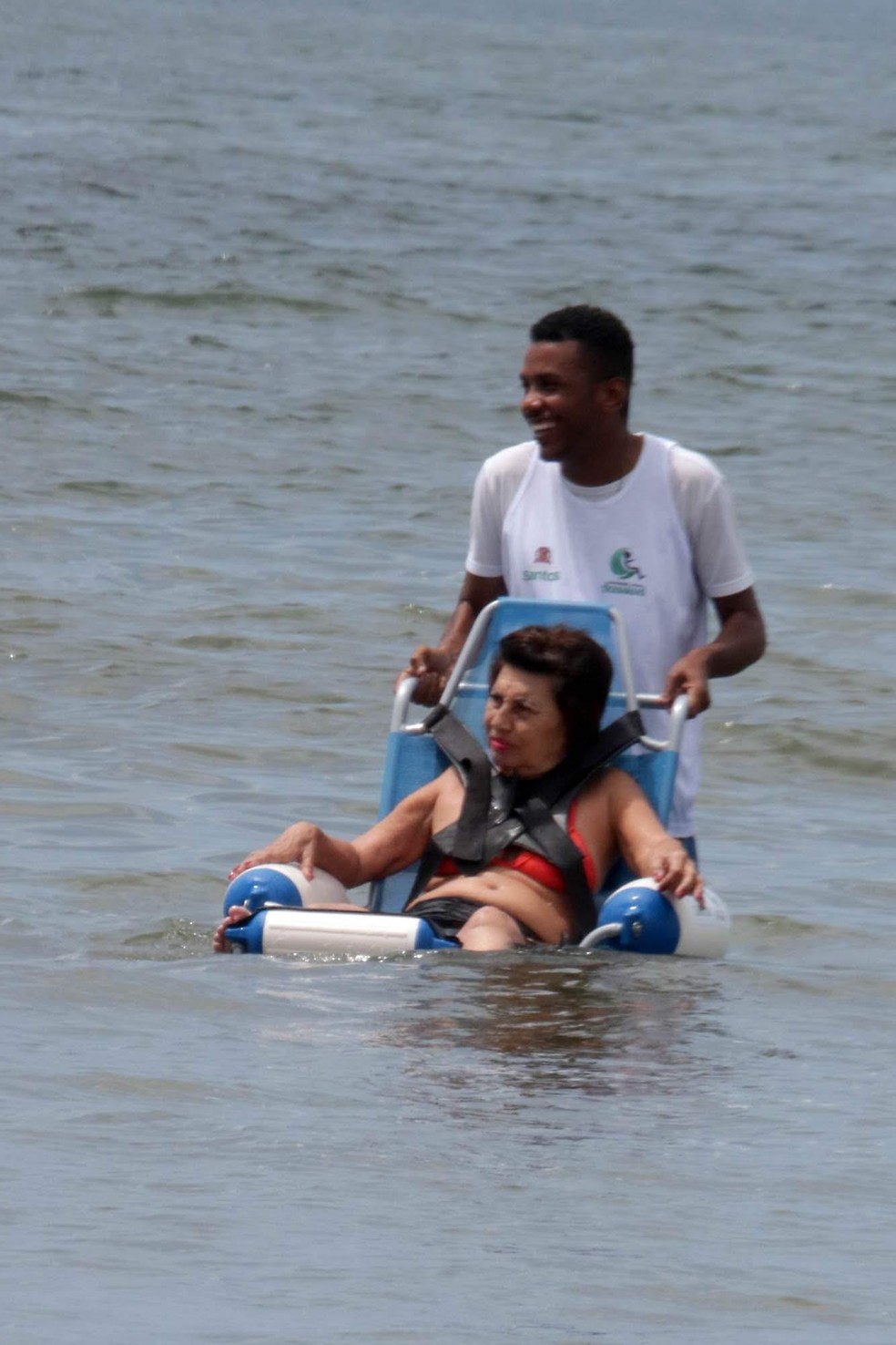 'Praia Acessível' recebe duas novas cadeiras para levar pessoas com mobilidade reduzida ao mar, em Santos. — Foto: Divulgação/Prefeitura de Santos